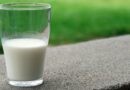 Alerta en el sector lácteo: el consumo de leche se desploma y los precios internacionales caen